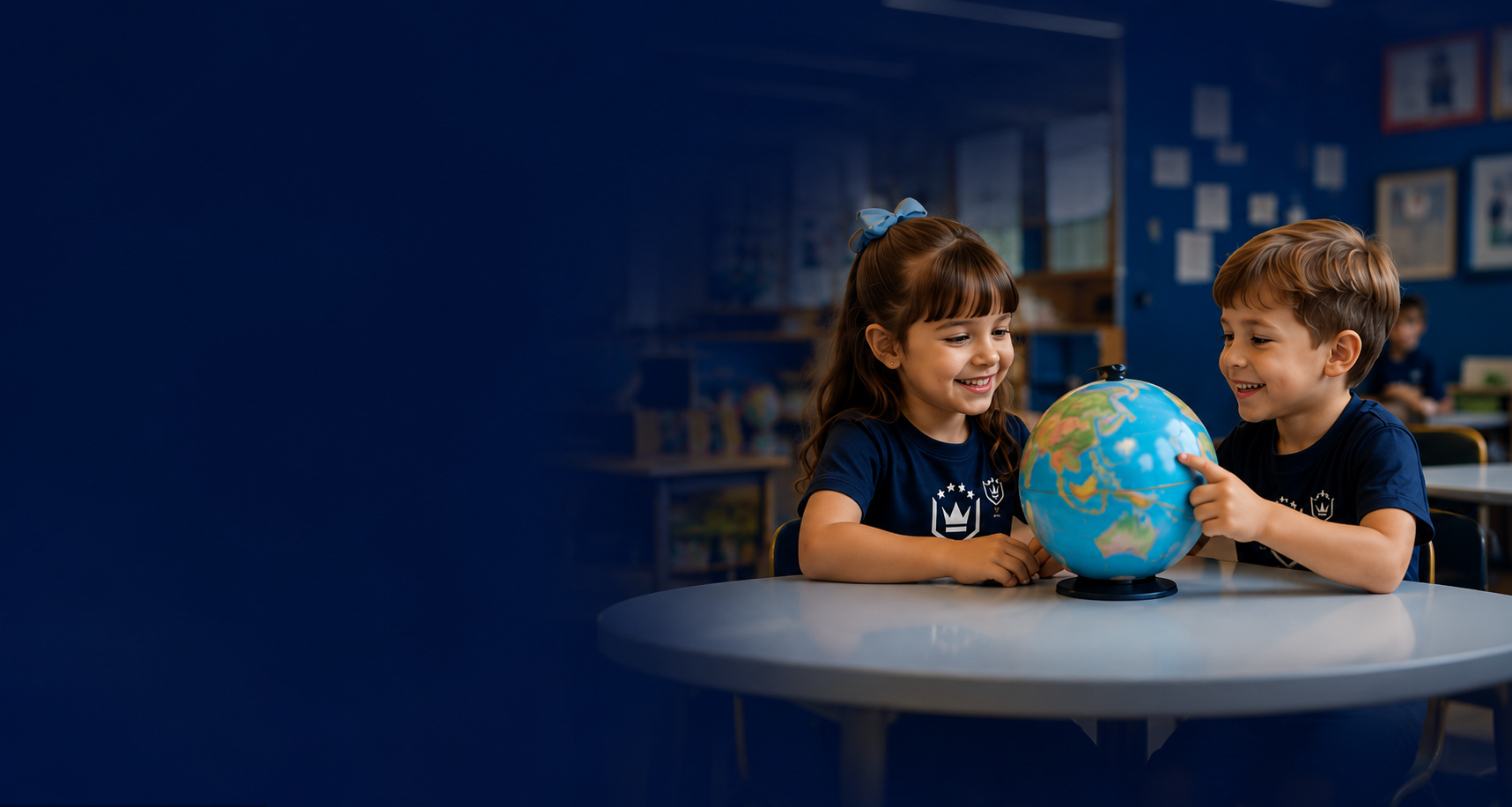 Crianças da Escola Premium explorando um globo terrestre em sala de aula