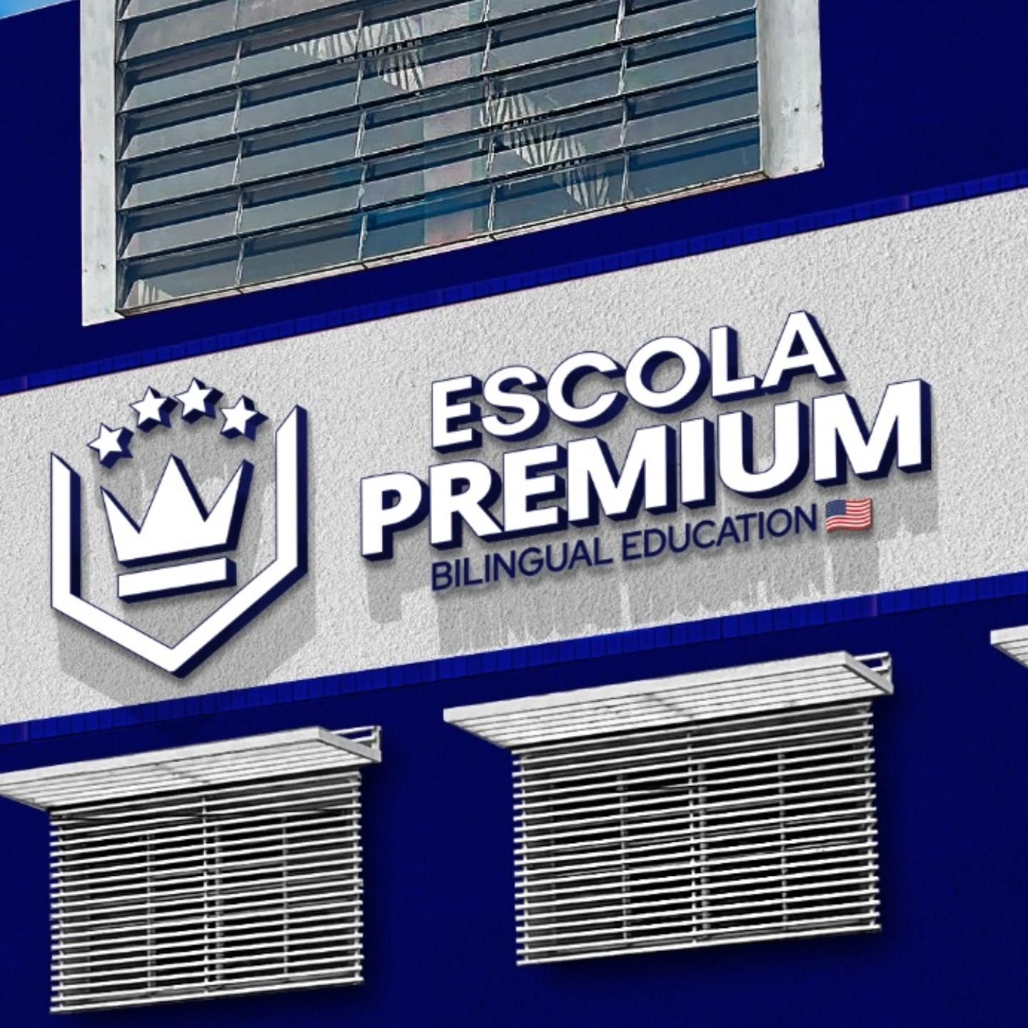 Fachada da Escola Premium com a logo em destaque