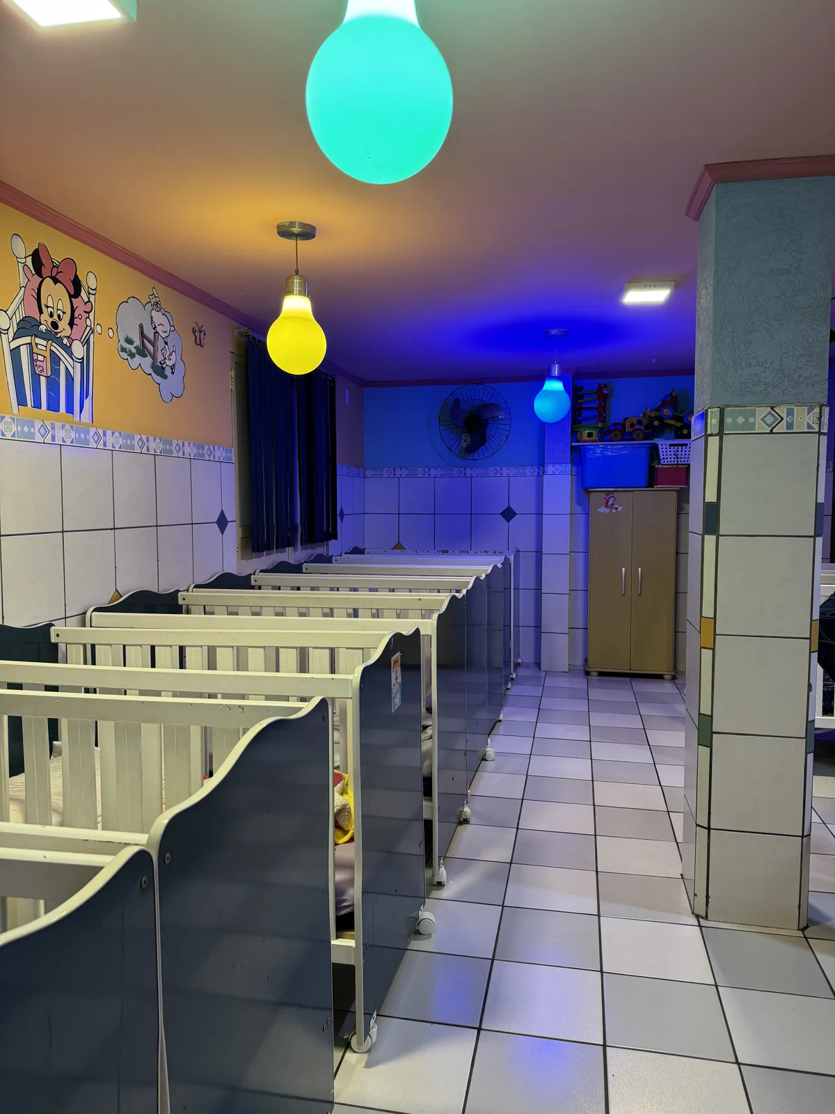 Berços no berçário da Escola Premium