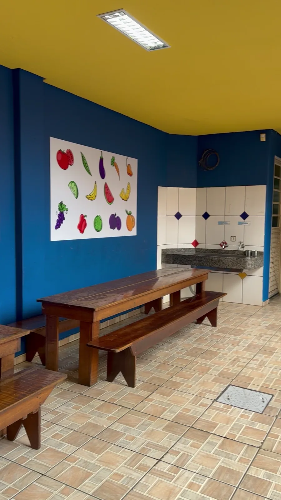 Mesas do refeitório da Escola Premium