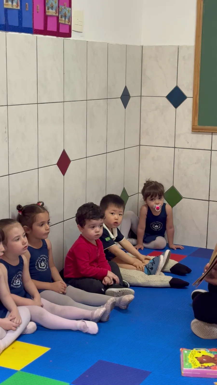Crianças participando de uma atividade em sala