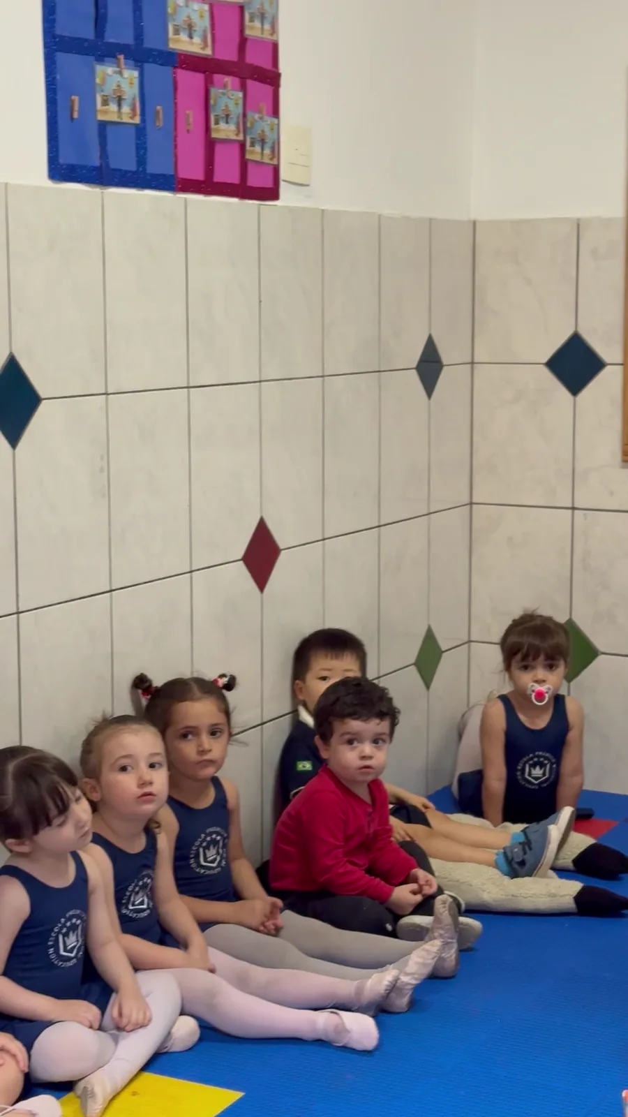 Crianças reunidas em sala de aula