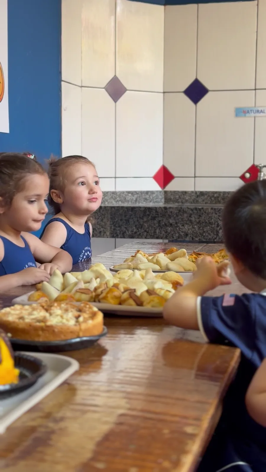 Crianças à mesa durante uma refeição